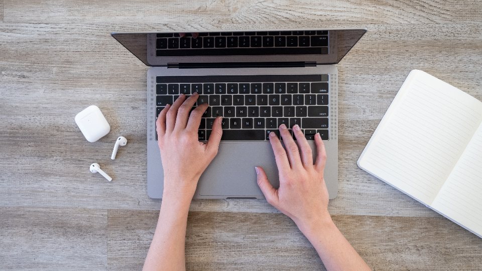ノートPCで作業する手元